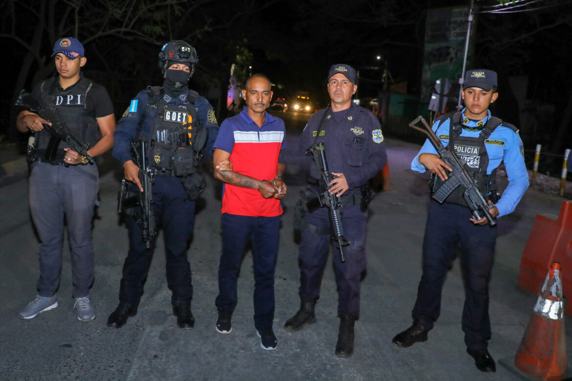 Entregan en el punto fronterizo El Poy al pandillero “El Pelón” tras salir huyendo hacia Honduras
