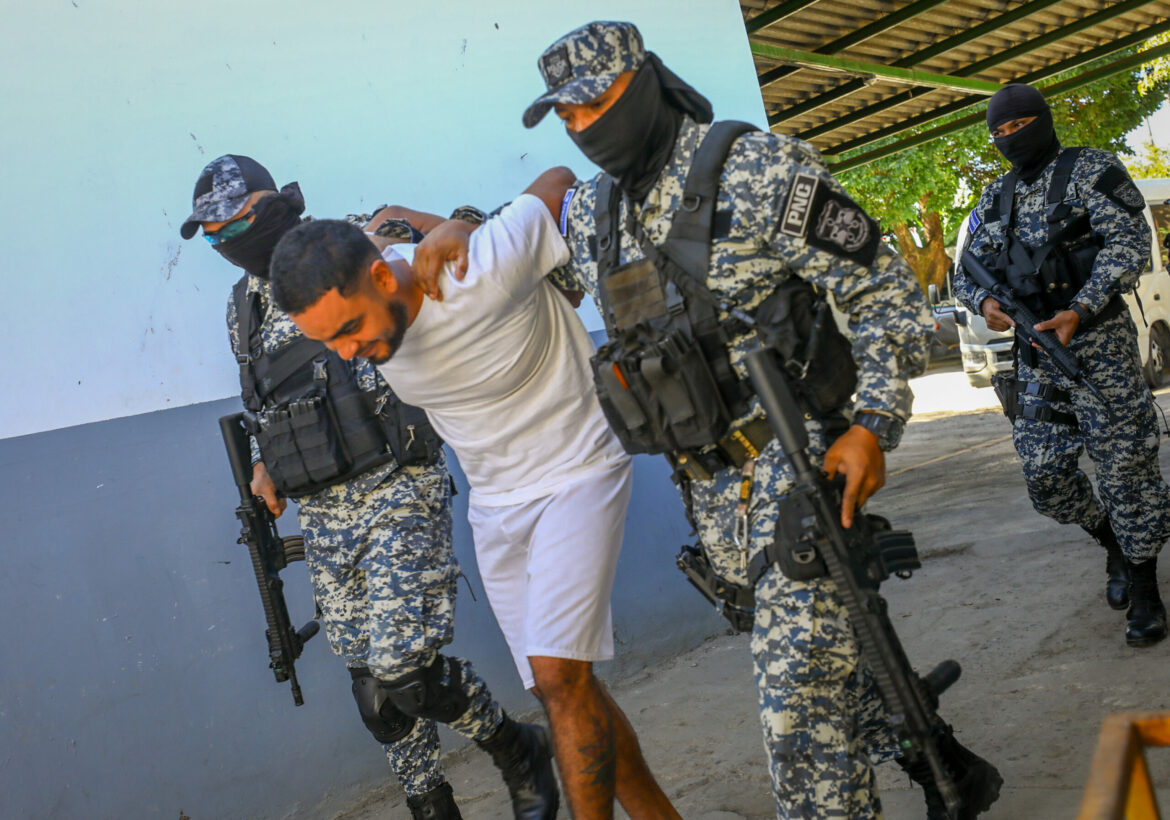 La PNC arrestó a un pandillero responsable de asesinar a tres latinoamericanos en EE.UU.