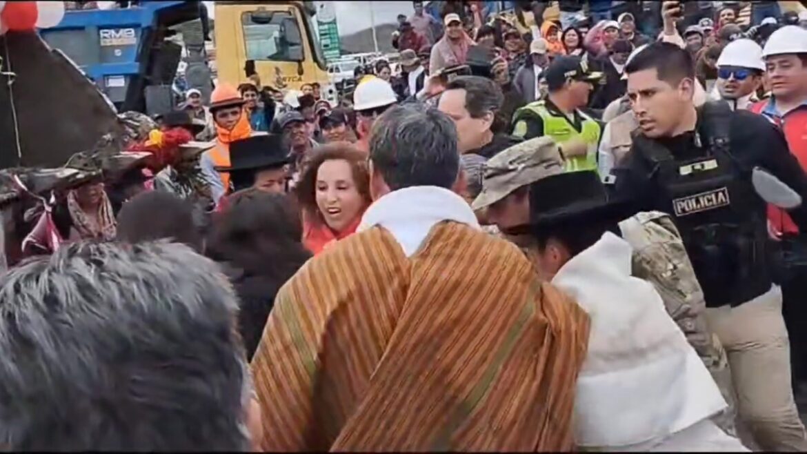 Gobierno peruano destituyó al jefe de la policía, tras la agresión a la presidenta Dina Boluarte