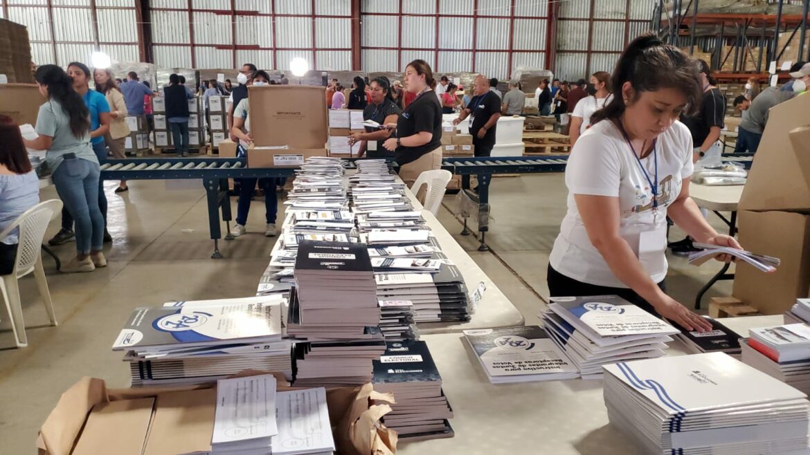 TSE realiza llenado y distribución de paquetes electorales