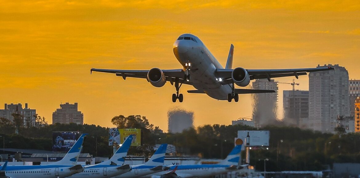 Aerolíneas de Argentina cancelaron 267 vuelos y reprogramaron otros 26 por el paro previsto para mañana