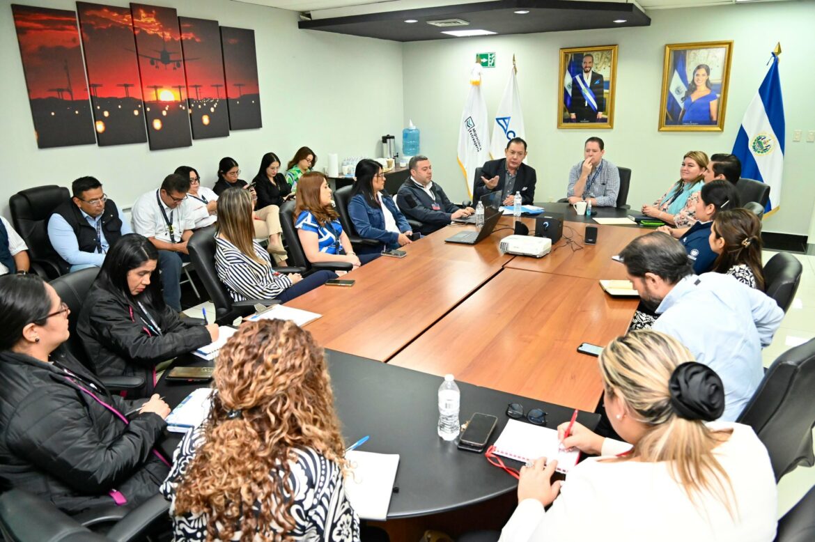 Titulares de Migración y CEPA junto con representantes de aerolíneas buscan procesos más eficientes para los pasajeros del Aeropuerto Internacional de El Salvador