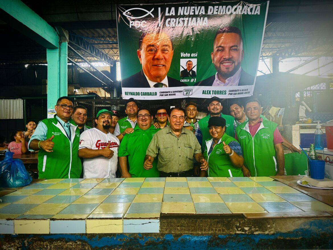 Diputado Carballo continúa la visita de mercados municipales de San Miguel: “en cada puesto, fuimos recibidos con alegría y entusiasmo”