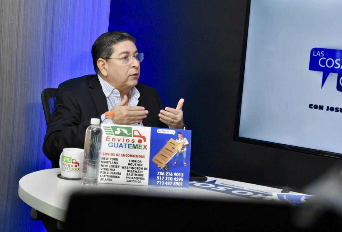 Analista Araujo sobre partidos de oposición: «Cada voto de salvadoreños en el exterior es una apuñalada, un clavo más a su ataúd»