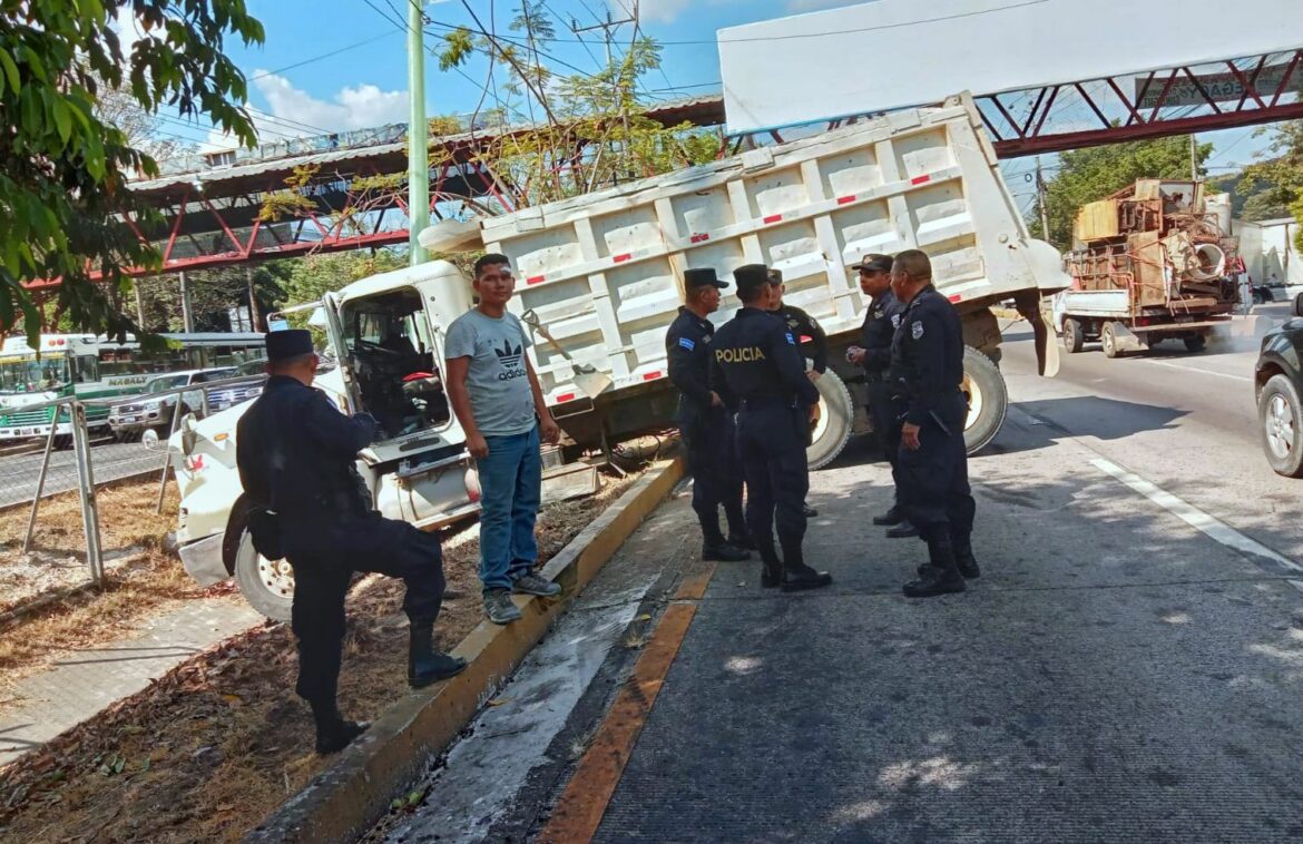 Camión de volteo y un pick up protagonizan accidente vial sobre carretera a Comalapa