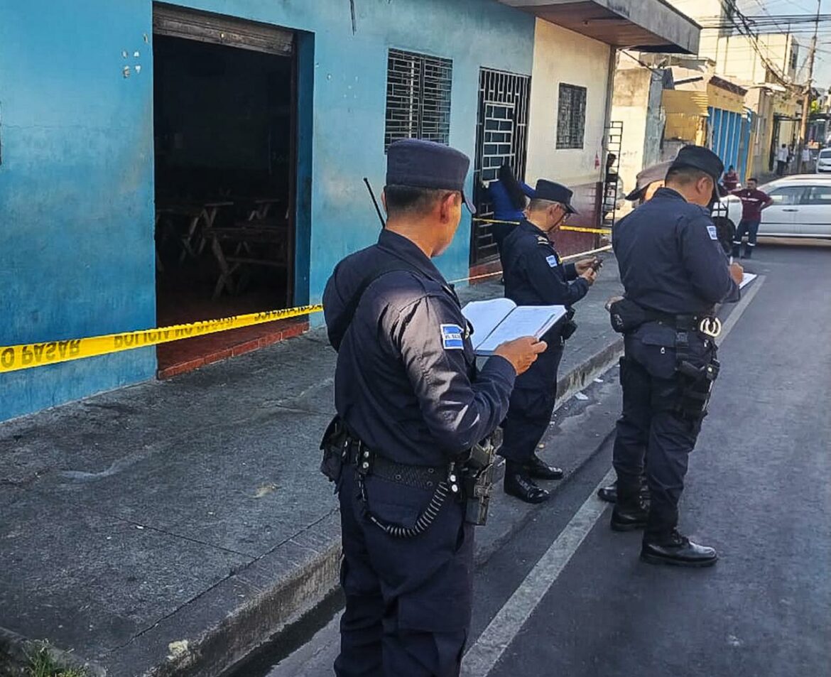 Ingerían bebidas alcohólicas y tras una discusión, dos de ellos sacaron unos cuchillos e hirieron a varios en un bar de San Salvador