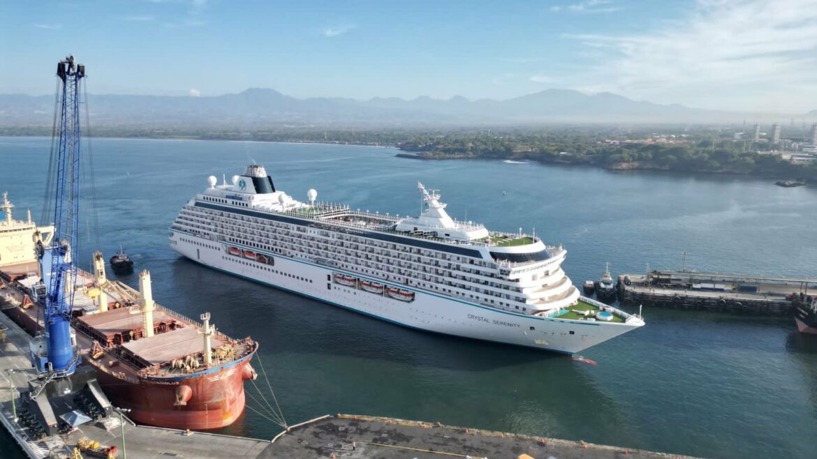 El Salvador recibió al Crystal Serenity, el primer crucero de la temporada 2024