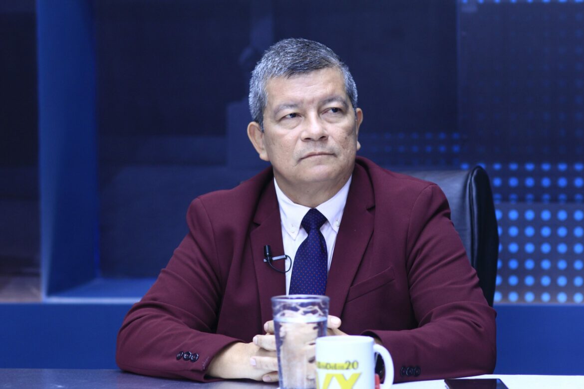 Flores aseguró que en todo el país la gente no le reclama al FMLN sino al Gobierno de Bukele