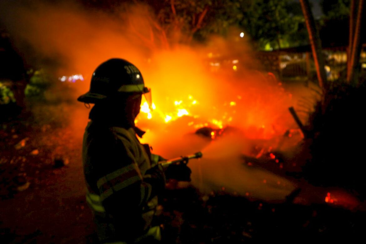 El Cuerpo de Bomberos atendió emergencias por incendios en diferentes puntos del país la madrugada del 1 de enero