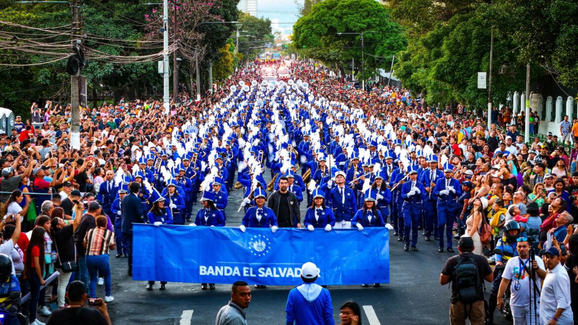 El Gobierno de Nayib Bukele inauguró el año 2024 con el desfile y concierto de la Banda El Salvador, integrada por 600 jóvenes