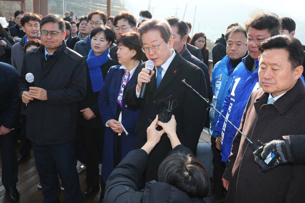 Apuñalaron al opositor surcoreano Lee Jae-myung, en Busan