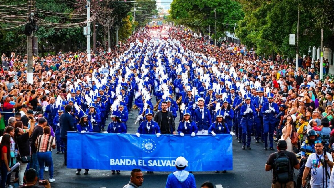 Banda de El Salvador recibió el 2024 con un desfile musical