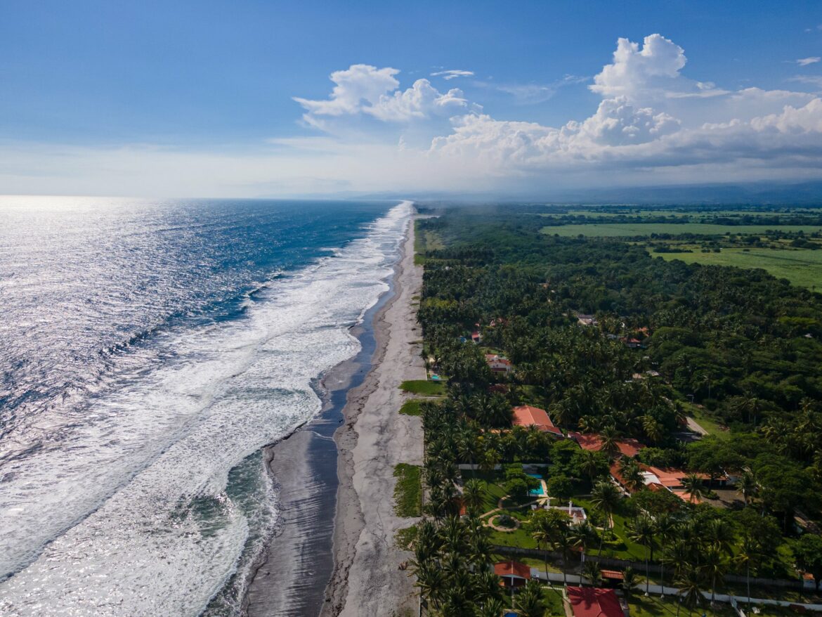 Diciembre se convierte en el mes con más visitantes internacionales en El Salvador, con un registro de más de 370,000 turistas