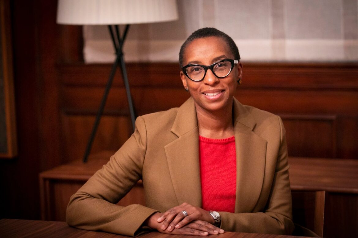 La presidenta de la Universidad de Harvard, Claudine Gay, renuncia tras escándalo de plagio y por su testimonio ante el Congreso
