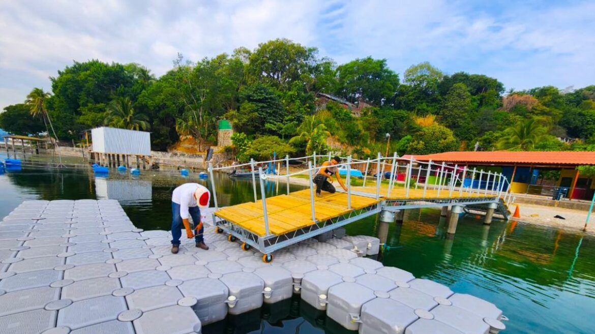 Muelle flotante en Vía Vela Ilopango