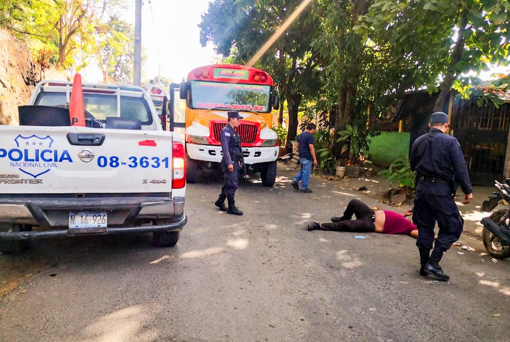 Motorista de ruta 92 fue embestido por un motociclista cuando hacía marcación de tiempo