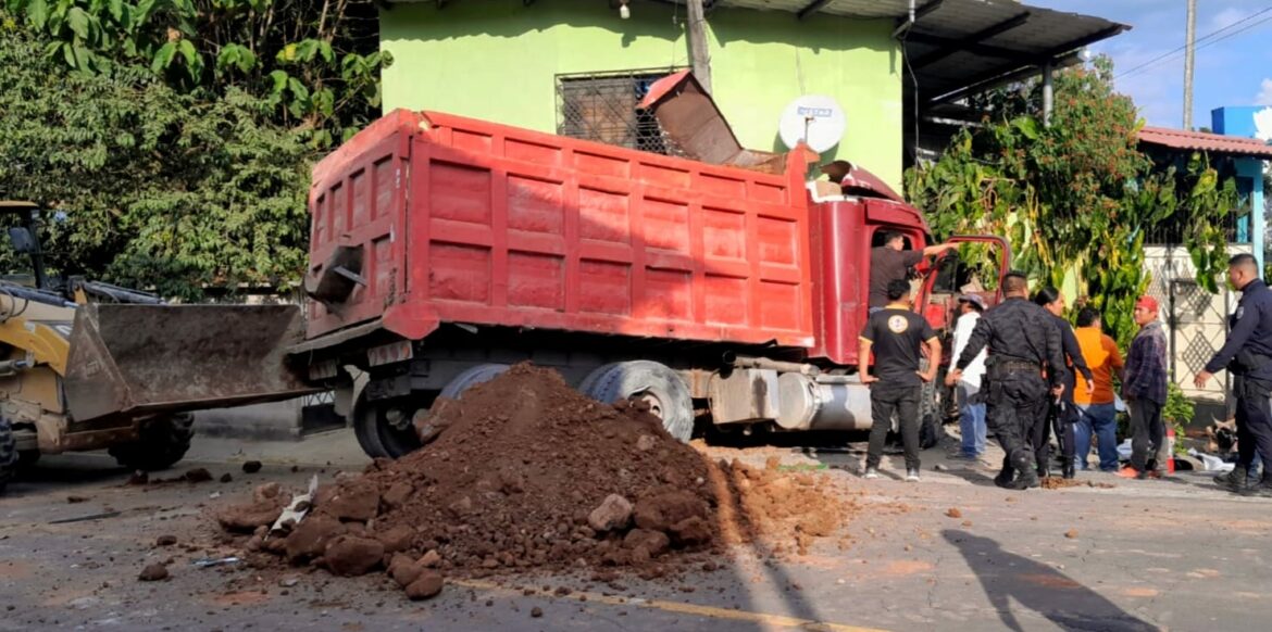 Conductor de un camión que transportaba tierra impactó contra una vivienda en Cuscatlán