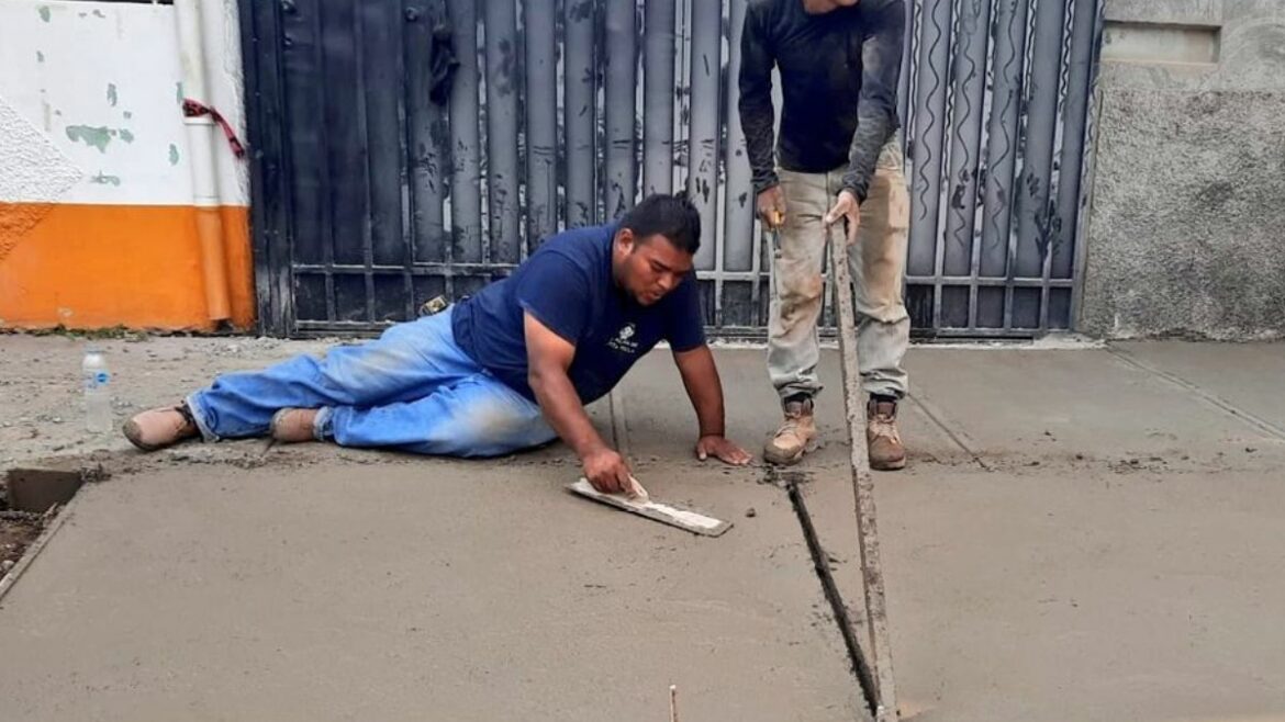 Alcaldía de Santa Tecla avanza en trabajos de revitalización de aceras y bacheo