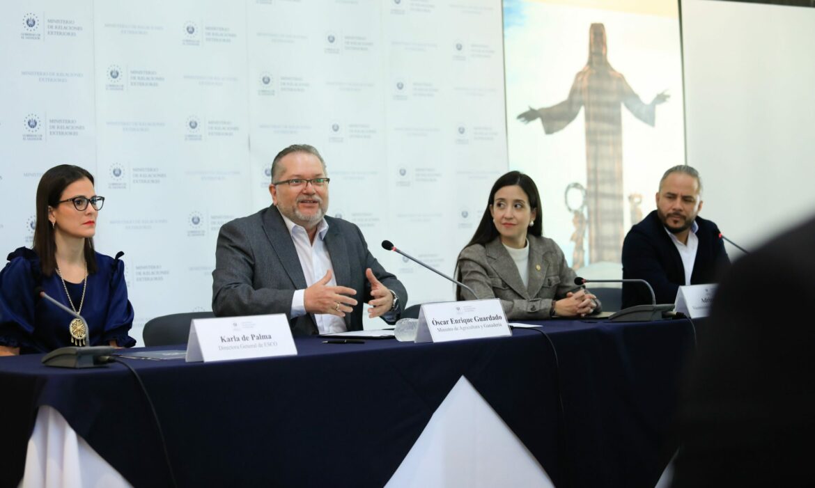 Donan biofertilizantes que contribuirá a la producción agrícola y la seguridad alimentaria