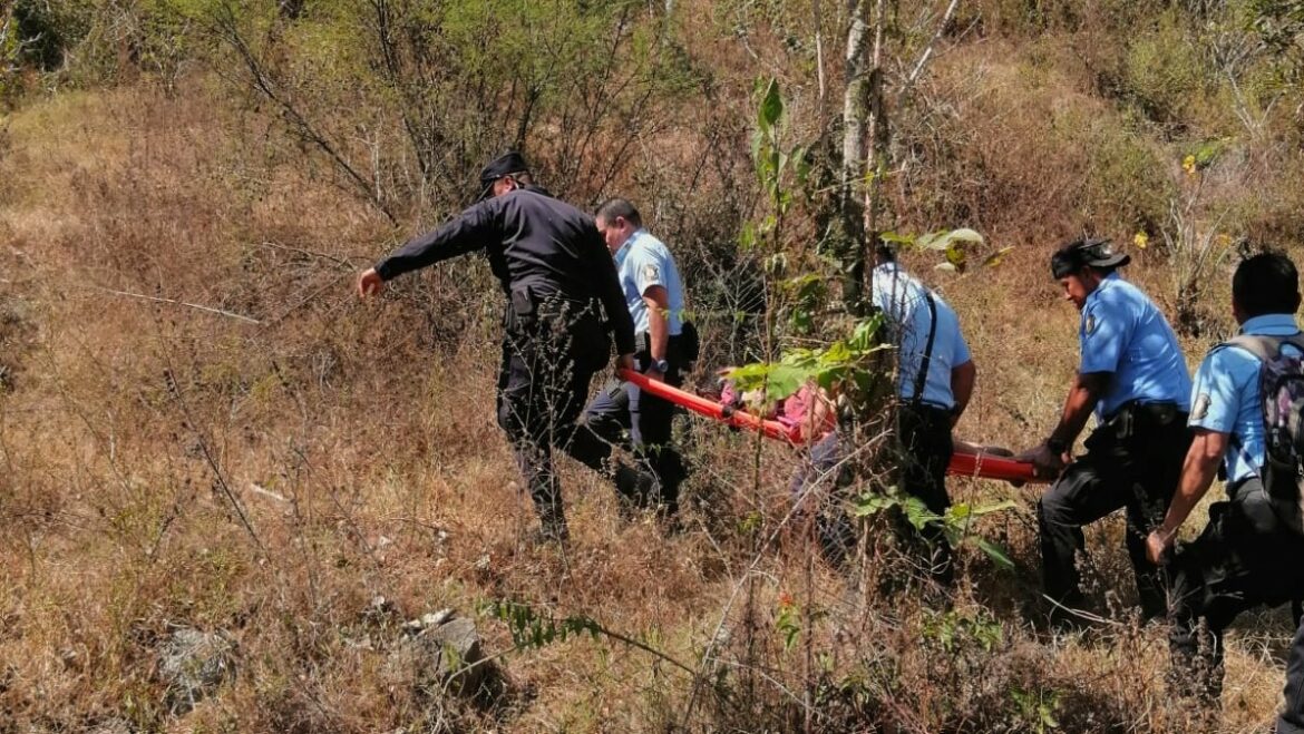 Rescatan a un hombre que cayó en una quebrada del río Arriba