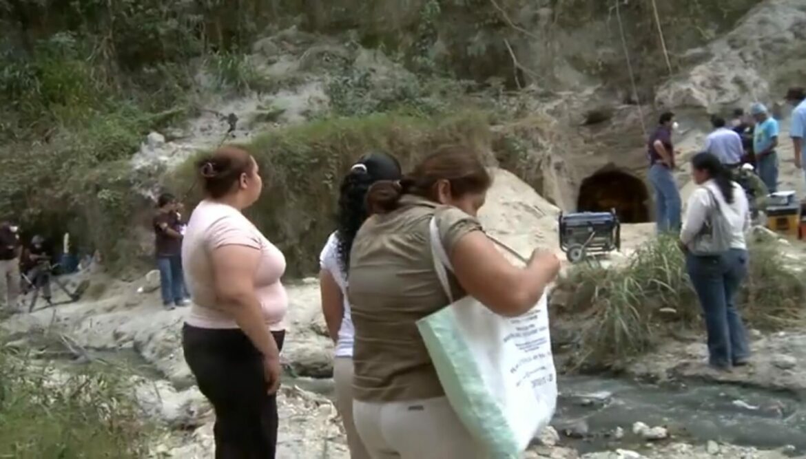 El presidente Bukele compartió un video de testimonios de madres que buscaban a sus hijos en “fosas clandestinas”: «Así era El Salvador»