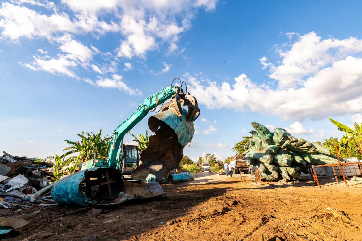 El MOP inició con la destrucción de las estructuras retiradas del Monumento a la Reconciliación