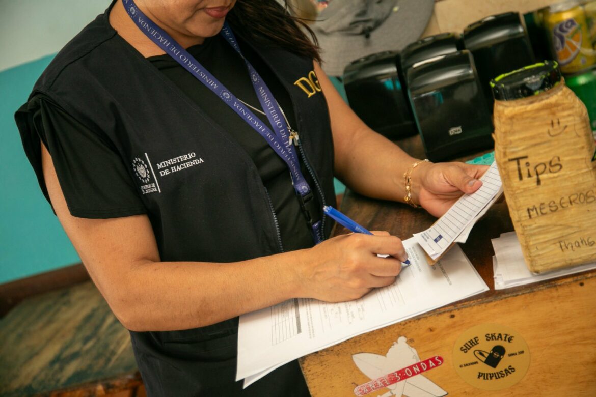 Ministerio de Hacienda verifica que comercios cumplan con entregar factura a sus clientes