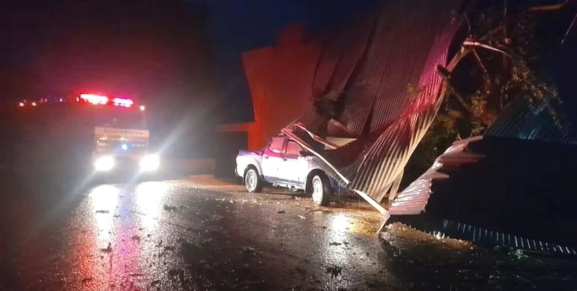 Fuertes lluvias en Argentina: inundaciones, caída de árboles y desborde de arroyos