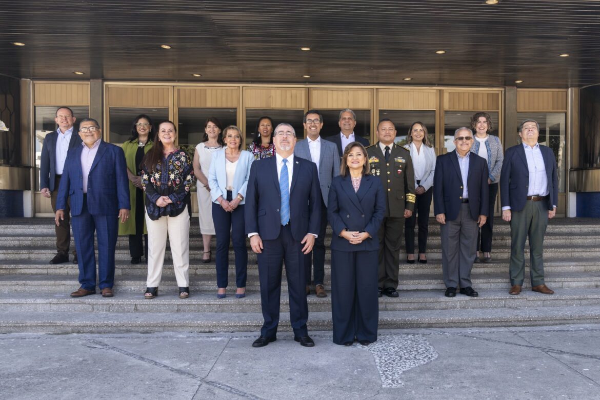 Presidente electo de Guatemala presentó a los 14 miembros de su gabinete
