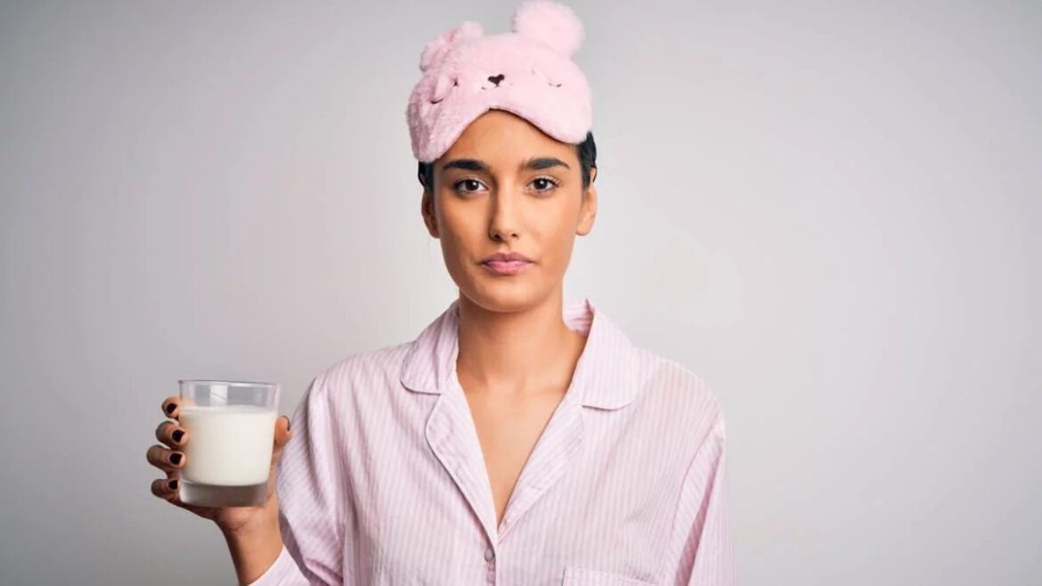 Sí, tomar un vaso de leche ayuda a dormir y esta es la razón