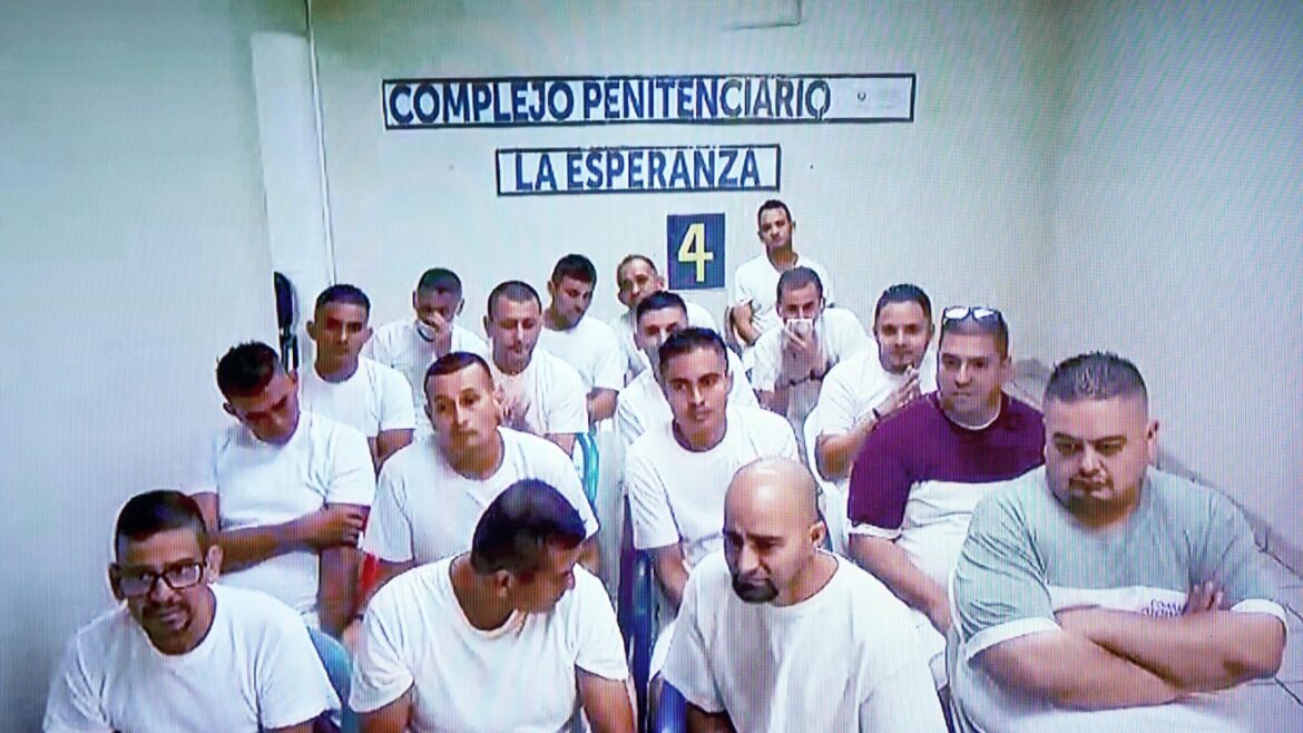 Traficantes de personas enfrentan juicio