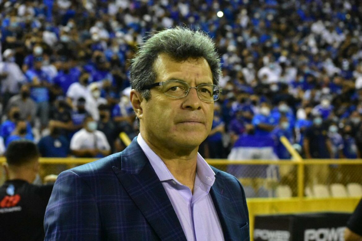 Extécnico de la Selecta, Hugo Pérez, demanda a la Fesfut ante la FIFA