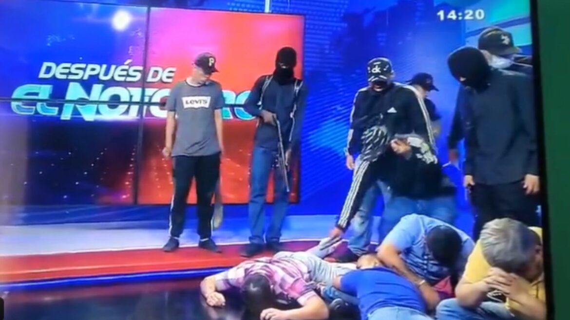 Encapuchados toman rehenes en plena transmisión de un canal de televisión, en Ecuador