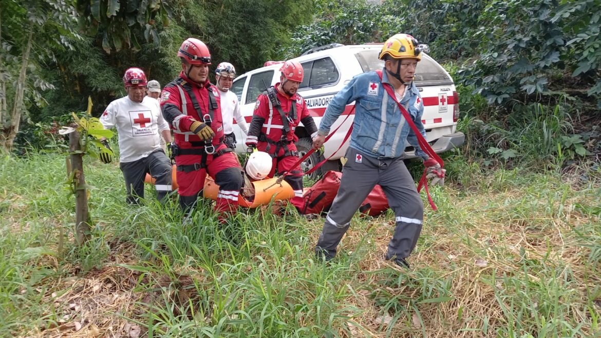 Rescatan con vida a hombre que cayó hace tres días en una quebrada de Nejapa
