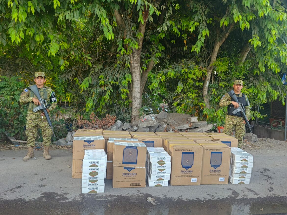 Decomisan 22 cajas de cigarrillo de contrabando en vehículo involucrado en accidente vial en carretera Troncal del Norte, Aguilares