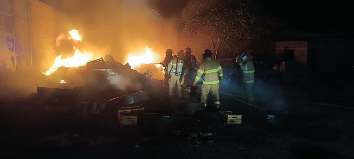 Fuerte incendio consume un taller de enderezado y pintura en Sonsonate