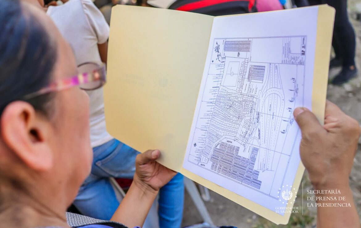 Habitantes de la comunidad Emmanuel tendrán las escrituras de sus propiedades en menos de un mes, anunció Vivienda