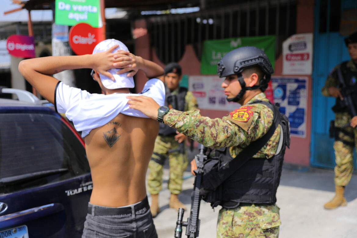 Policías y militares activan operativo de intervención rápida en la residencial Altavista, Ilopango