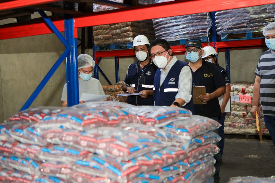 Inspeccionan precios de venta de productos de la canasta básica. Advierten sobre sanciones