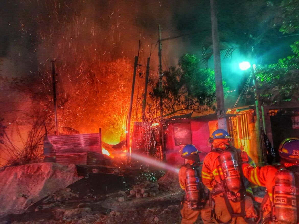 Bomberos controlaron un incendio en la comunidad Nueva Esperanza
