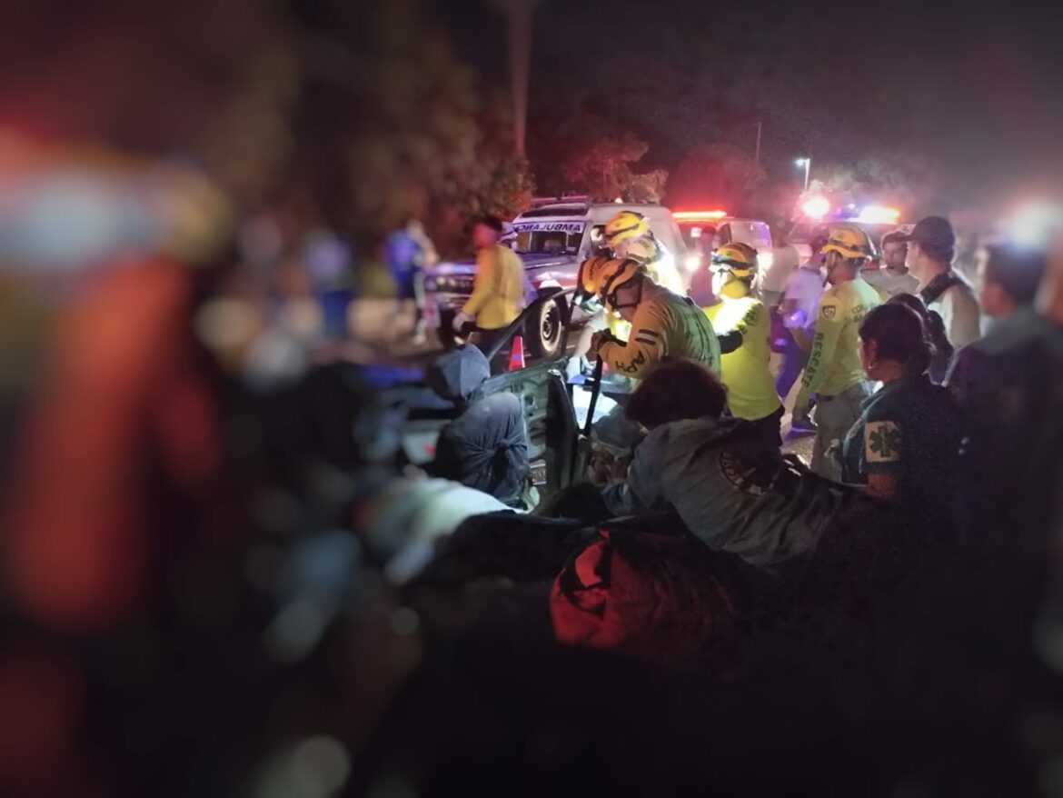 Dos fallecidos y varios lesionados deja aparatoso accidente vial en carretera que conduce del redondel de Sacacoyo hacia el redondel Claudia Lars