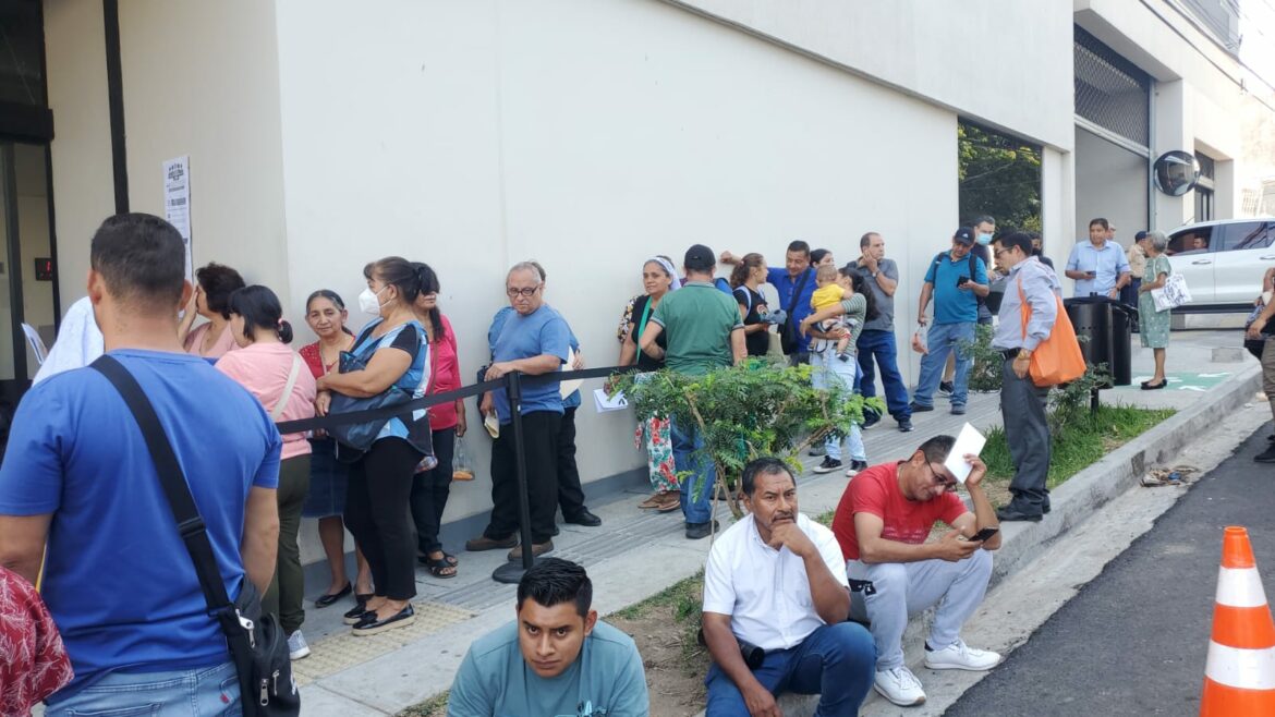 Salvadoreños acuden al TSE justificando porqué no pueden ser parte de JRV