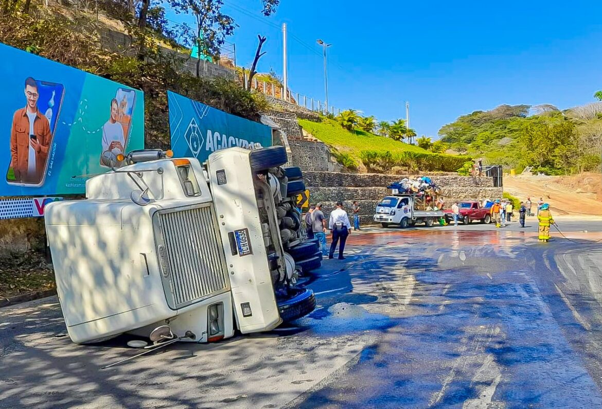 Cabezal que transportaba aceite se accidenta en la Troncal del Norte