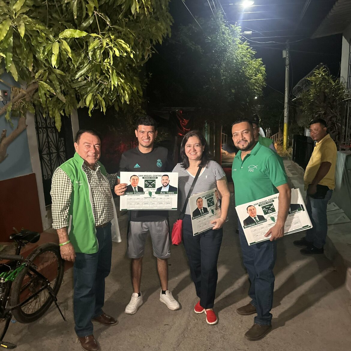 Diputado Carballo visita a las familias de la colonia La Presita en San Miguel