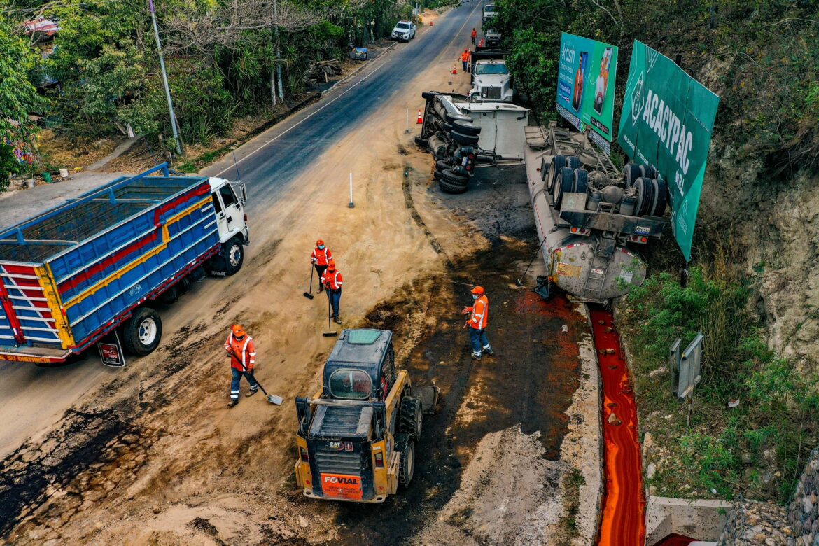 El MARN indaga sobre posibles daños ambientales por el derrame de aceite en la carretera hacia La Palma, Chalatenango