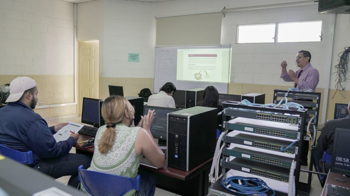 Cancillería realiza curso de formación digital dirigido a migrantes retornados