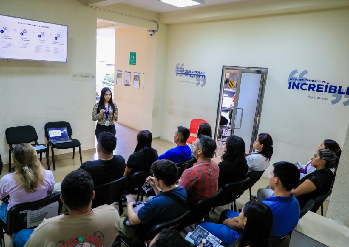 Más salvadoreños parten rumbo a Estados Unidos para trabajar de manera temporal
