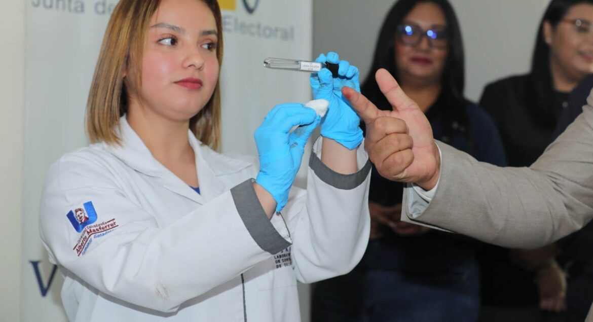 Realizan prueba de la tinta indeleble que se utilizará en próximas elecciones