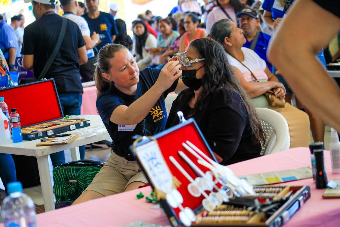 Cancillería y organización sueca entregan cinco mil unidades de lentes oftalmológicos