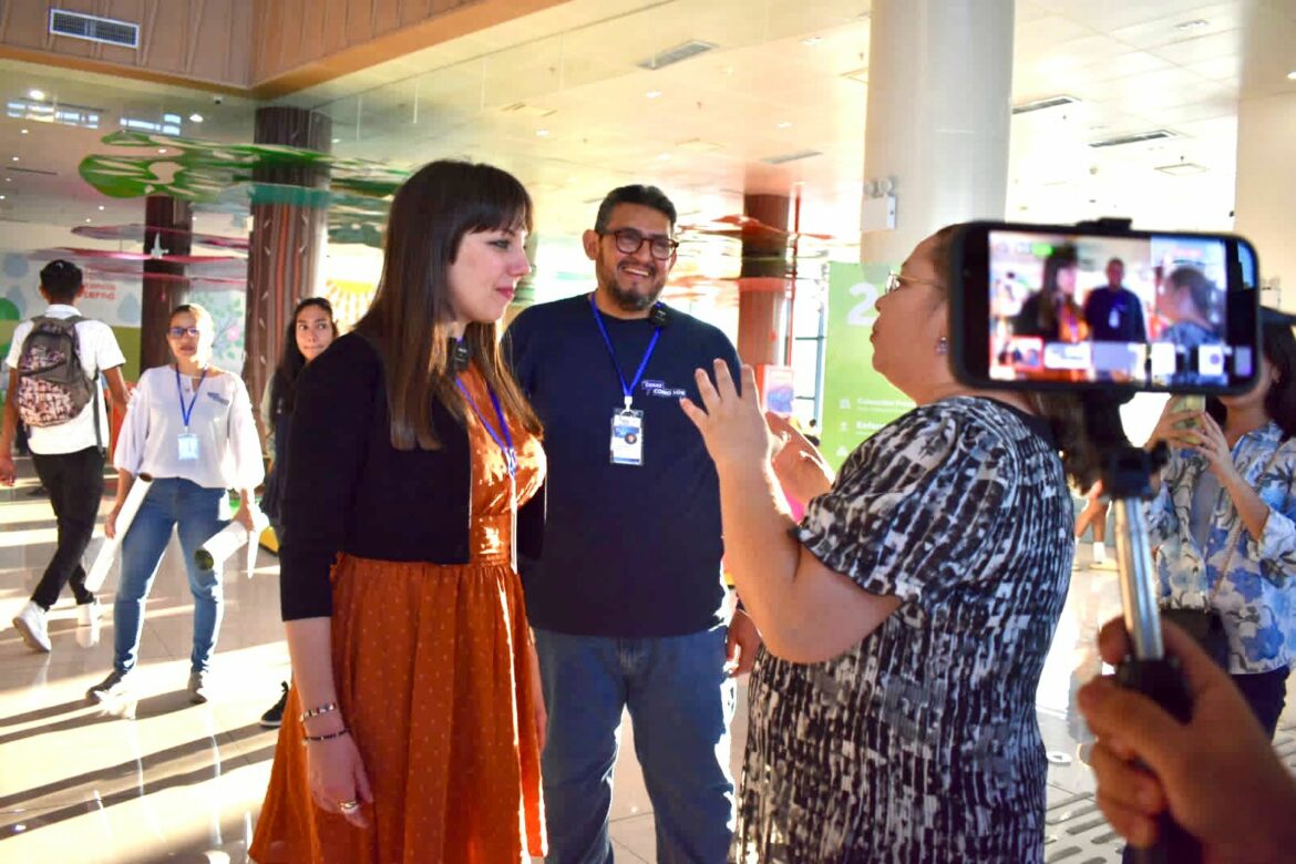 Periodista española Elena Berberana y conductor del programa Las Cosas Como Son, recorren la nueva Biblioteca Nacional